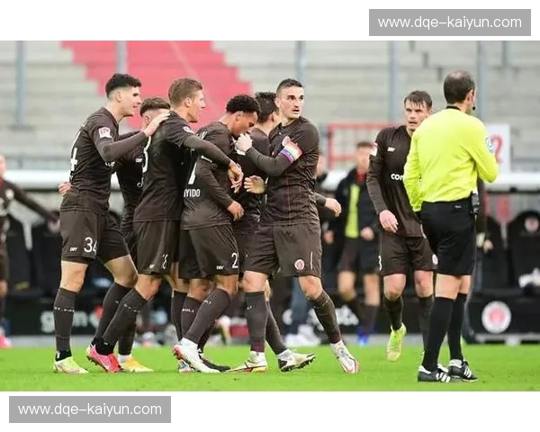 冰与火之歌：当汉堡遇上圣保利，整座城市都在屏息